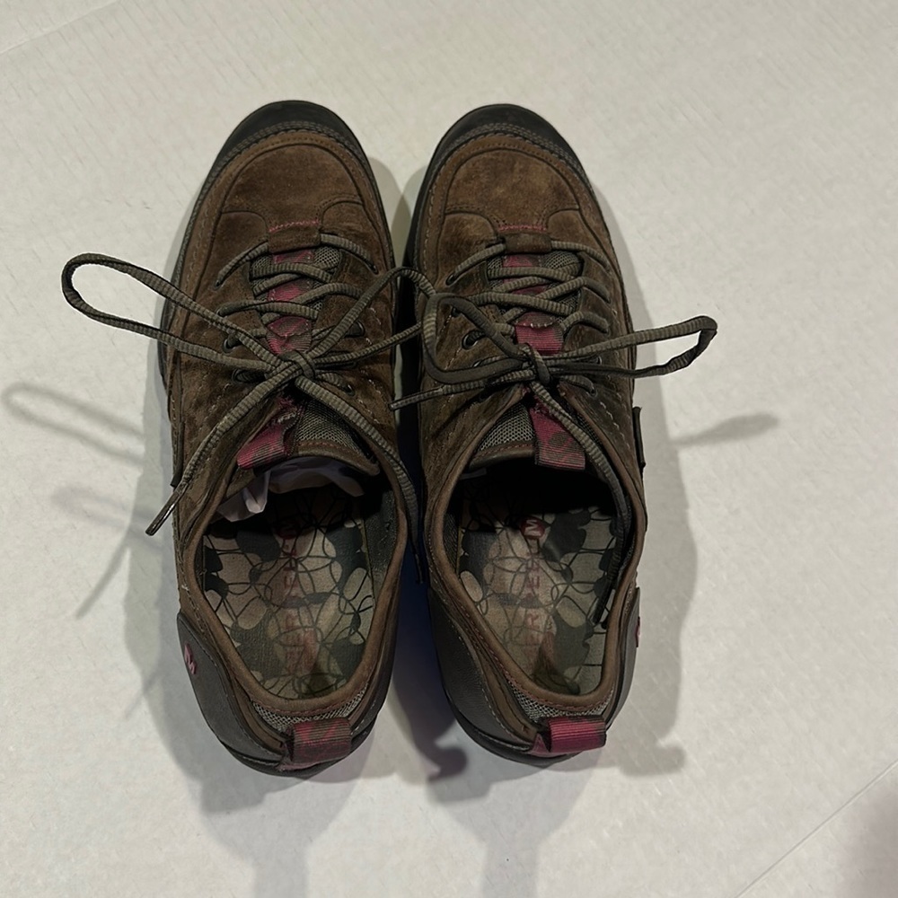 Merrell stone performance lace up hiking shoes in a suede brown with magenta